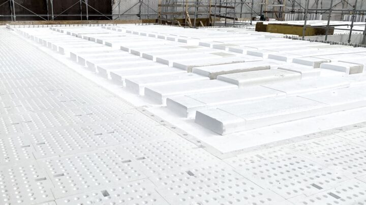 Lightened polystyrene floor slab