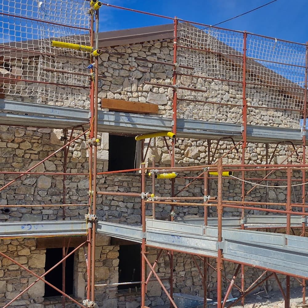 Cantiere con rivestimento in pietra